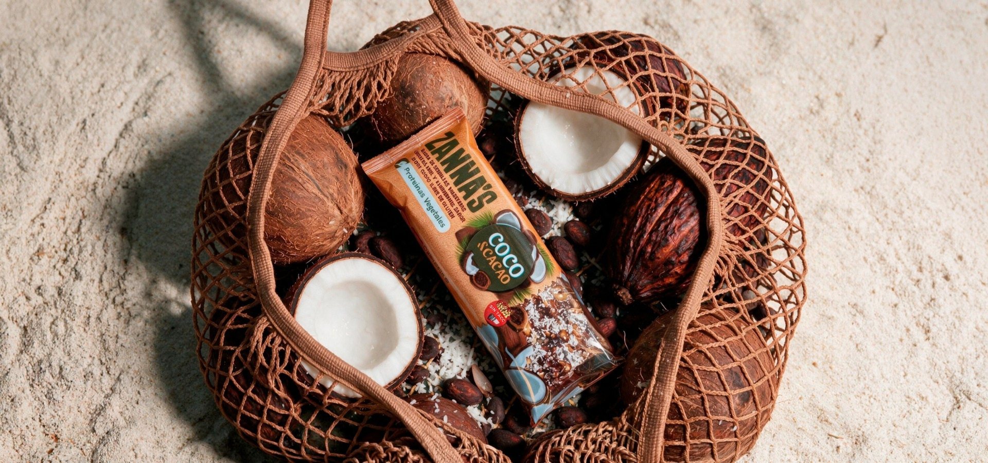 Barra de Coco y Cacao Zanna's entre cocos